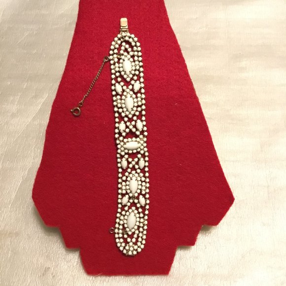 Antique Hattie Carnegie white milk glass beaded bracelet w/ safety chain - Picture 5 of 16